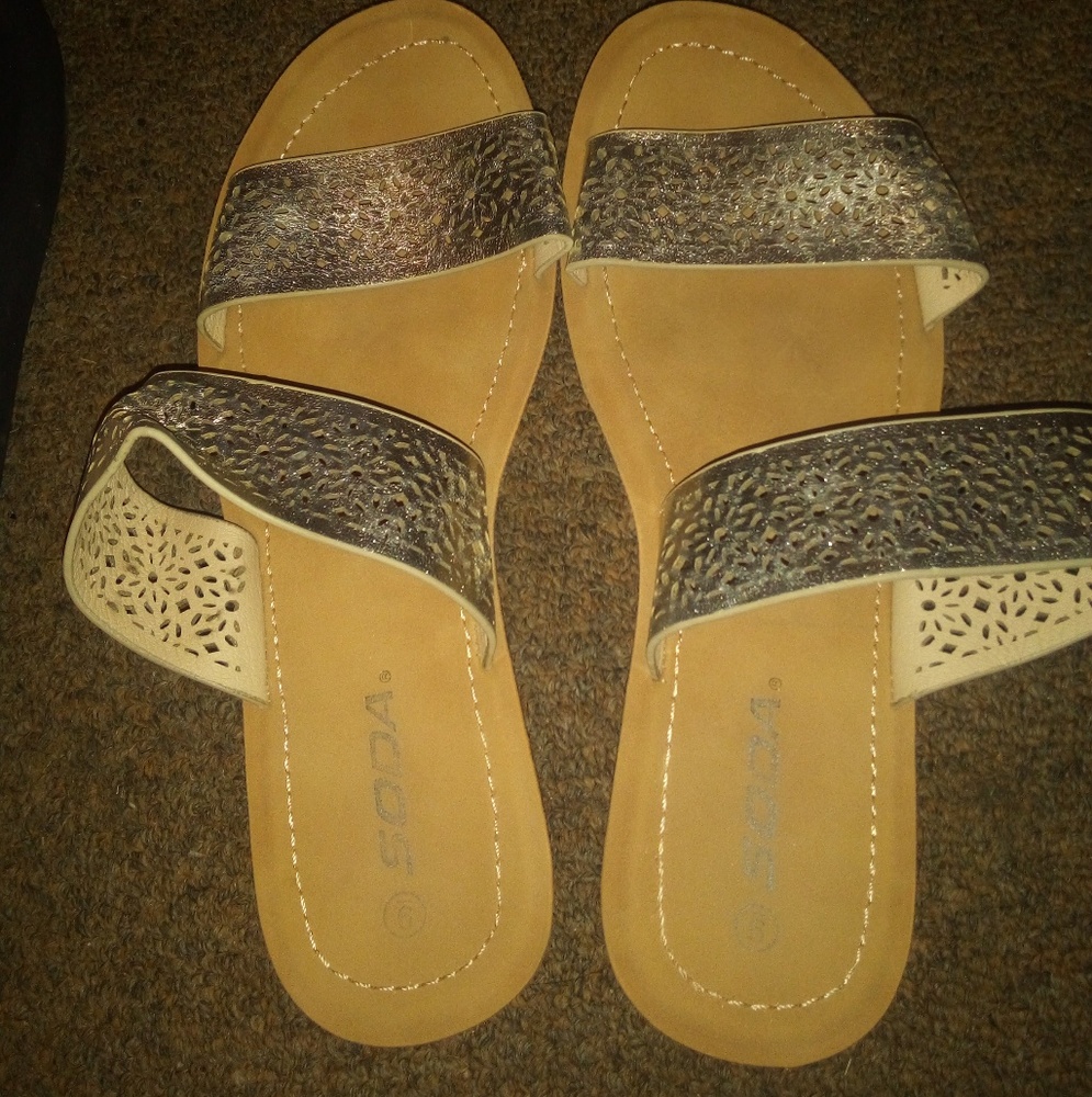 Soda sandals size 9